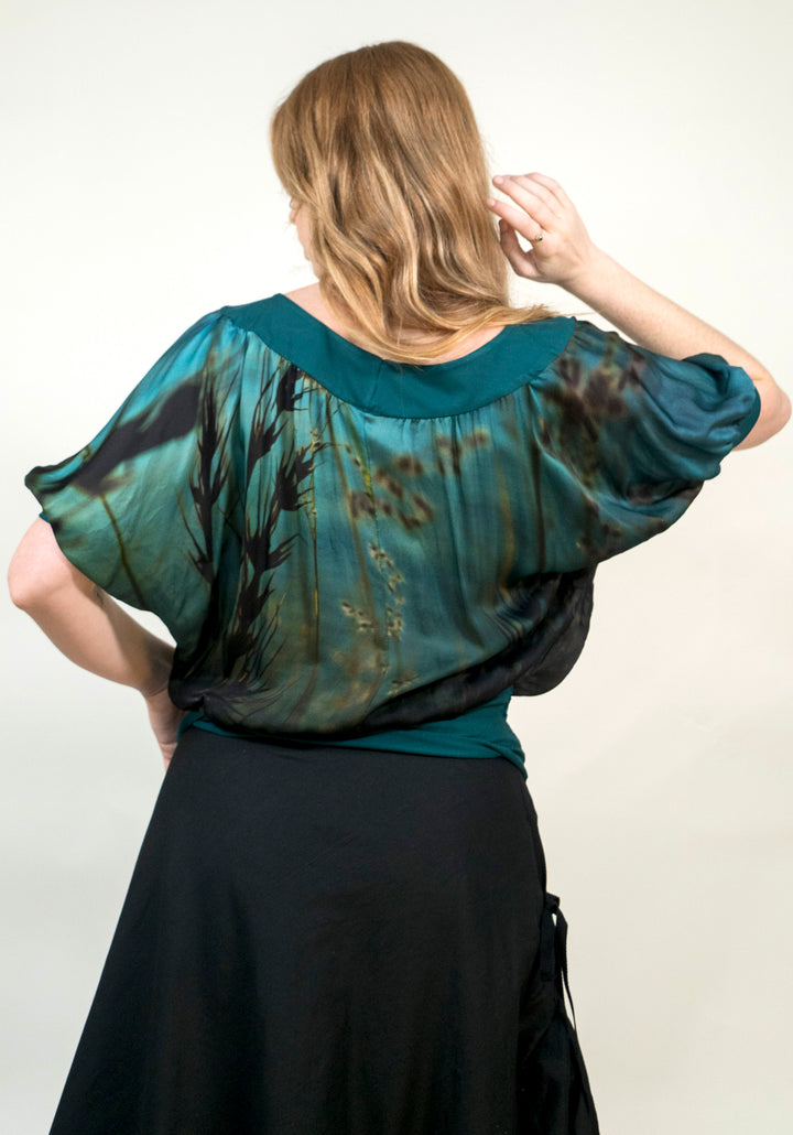 KANGAROO GRASS SILK VNECK TOP